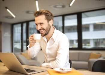 Lựa chọn tiêu chí đánh giá nhân viên kinh doanh hiệu quả