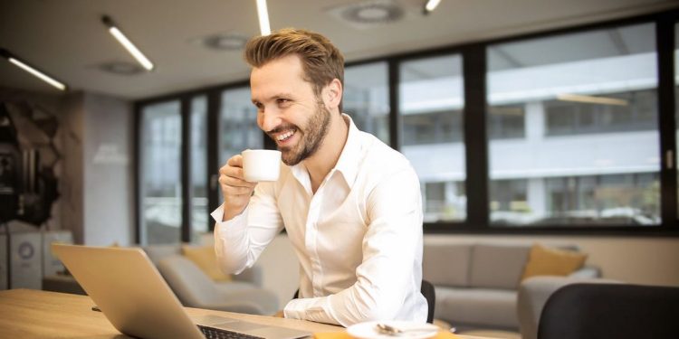 Lựa chọn tiêu chí đánh giá nhân viên kinh doanh hiệu quả