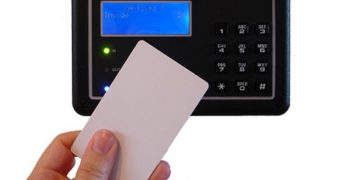 Máy sử dụng một loại thẻ giấy được in ấn với mã số riêng biệt