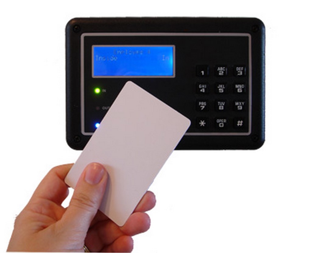 Máy sử dụng một loại thẻ giấy được in ấn với mã số riêng biệt