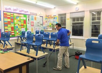 Công việc tạp vụ đóng góp quan trọng trong trường học