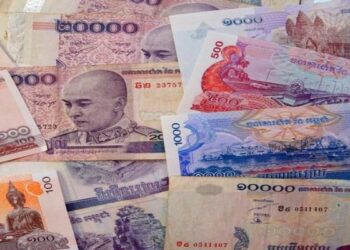 Bạn có thể đến các ngân hàng lớn như ACLEDA Bank, Canadia Bank,...